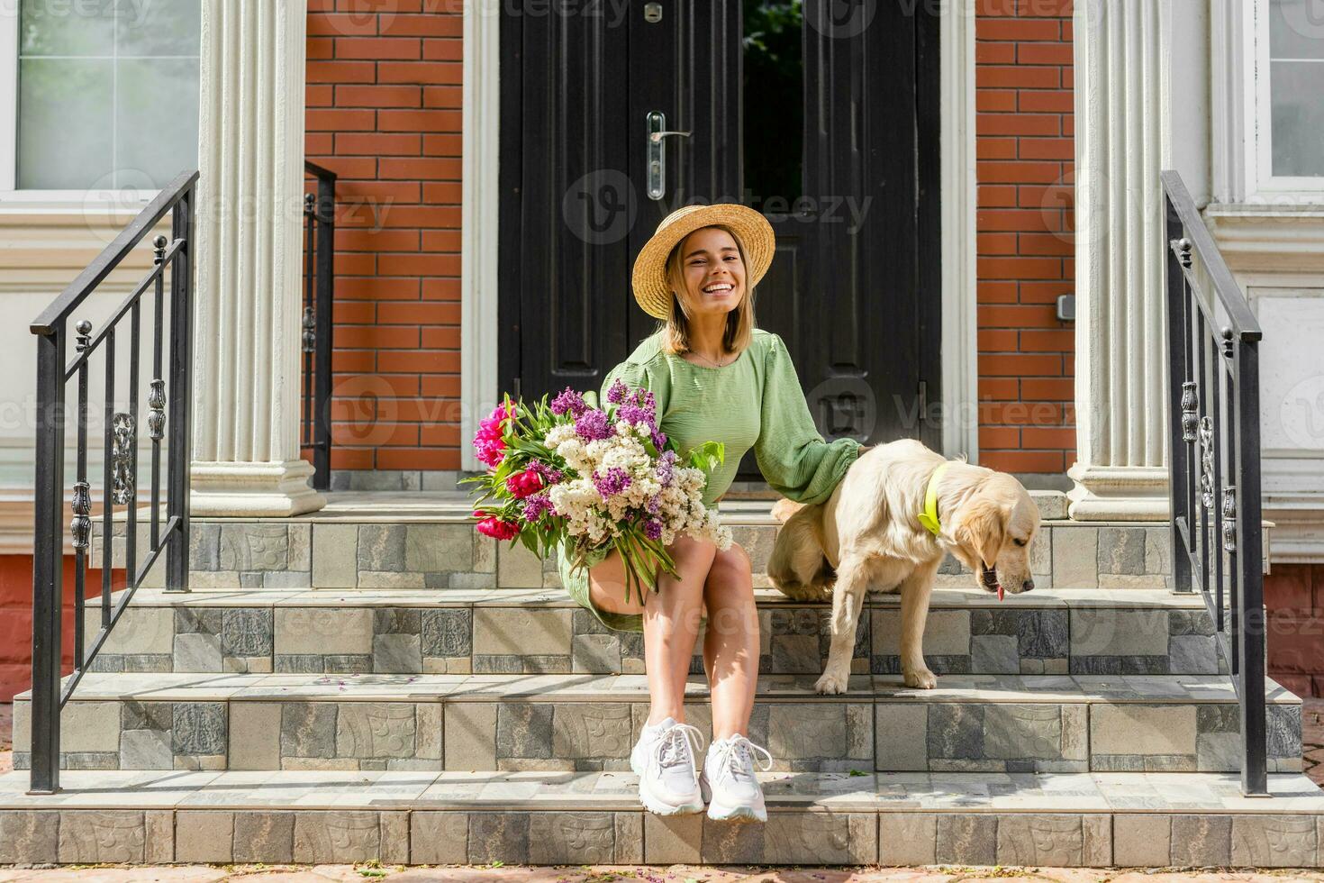 magnifique Jeune femme dans été style tenue souriant content en marchant avec fleurs dans ville rue photo