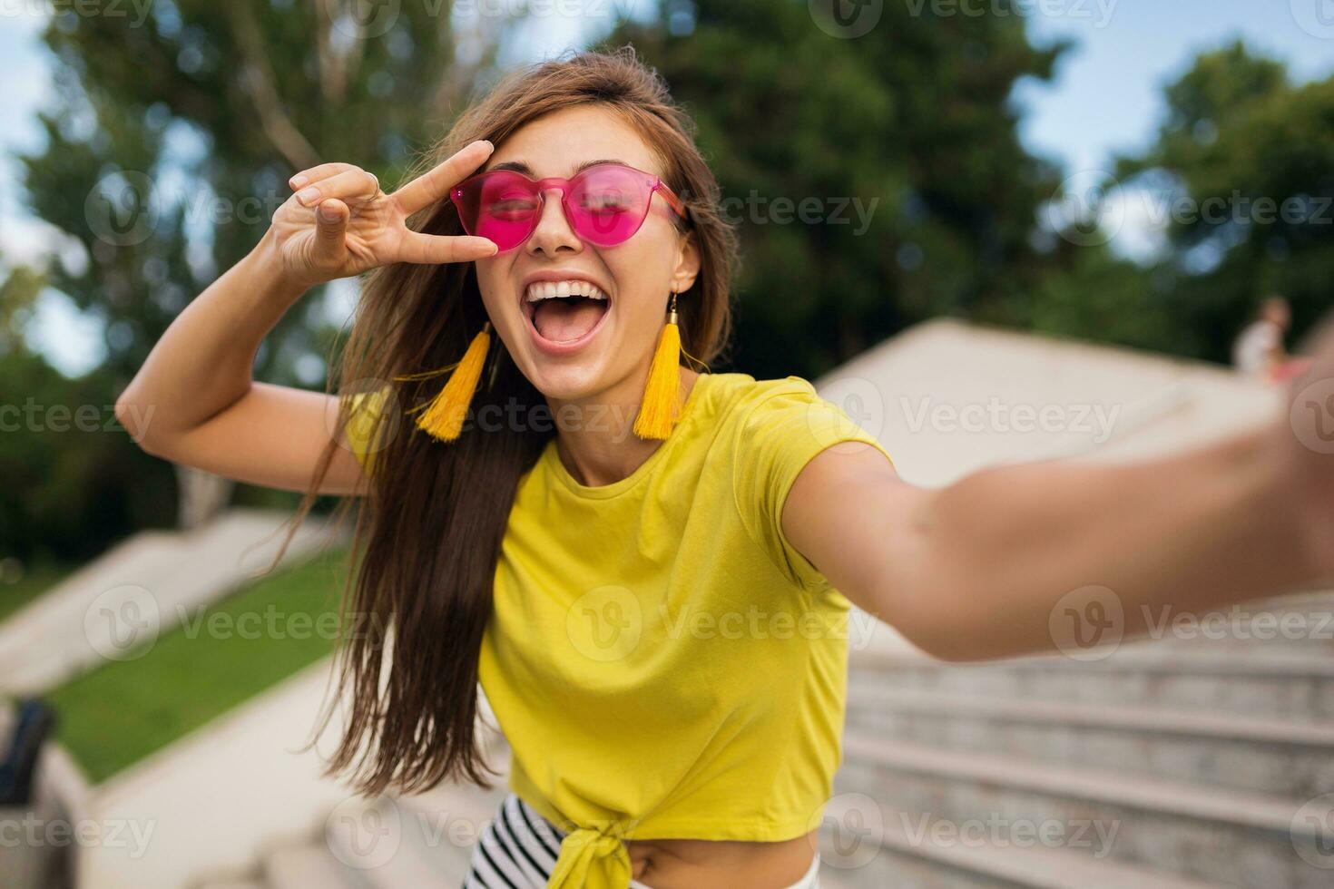 Jeune élégant femme ayant amusement dans ville parc, été style mode tendance photo