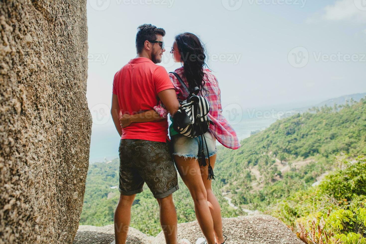 Jeune content branché couple dans l'amour en voyageant autour monde photo