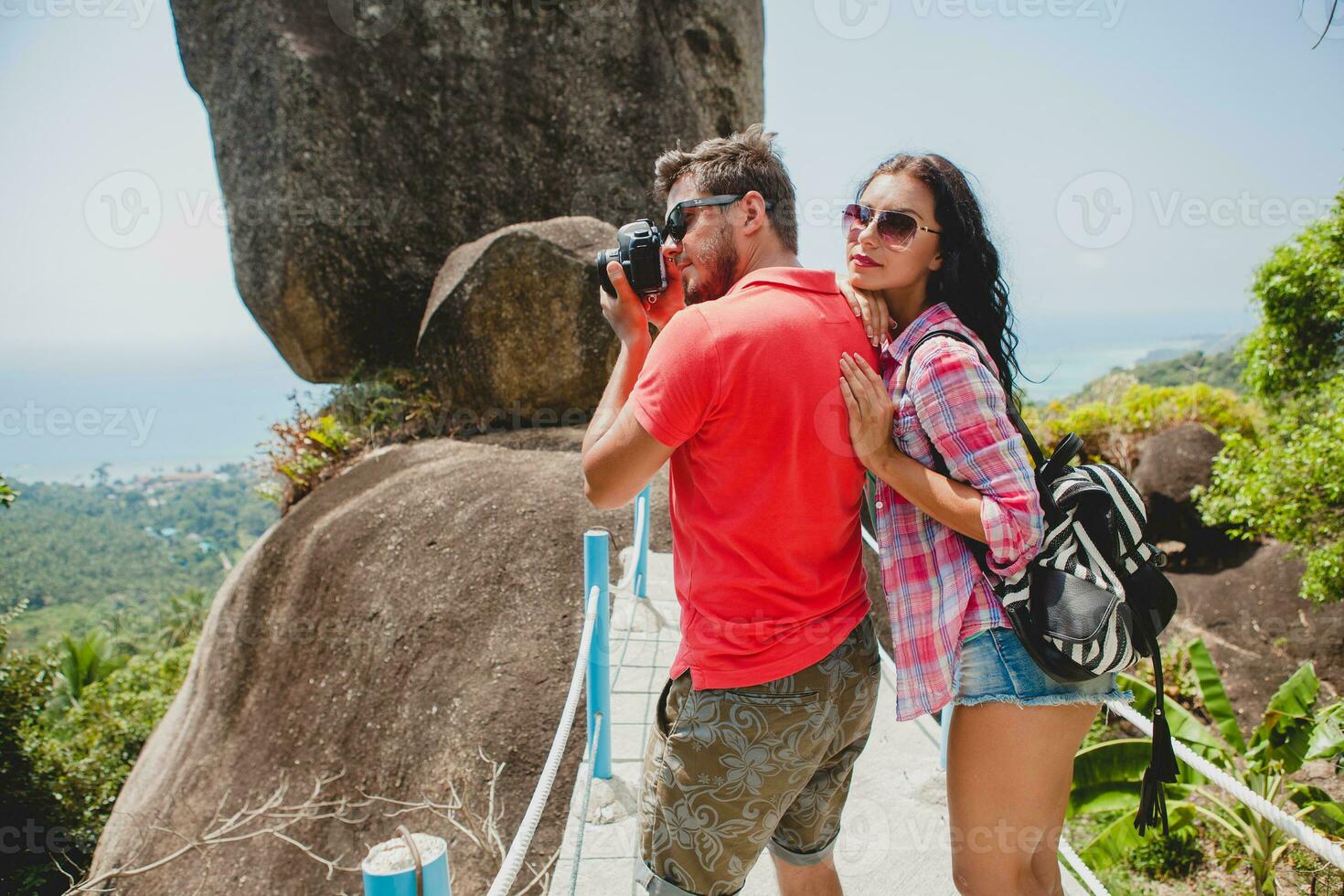 Jeune content branché couple dans l'amour en voyageant autour monde photo