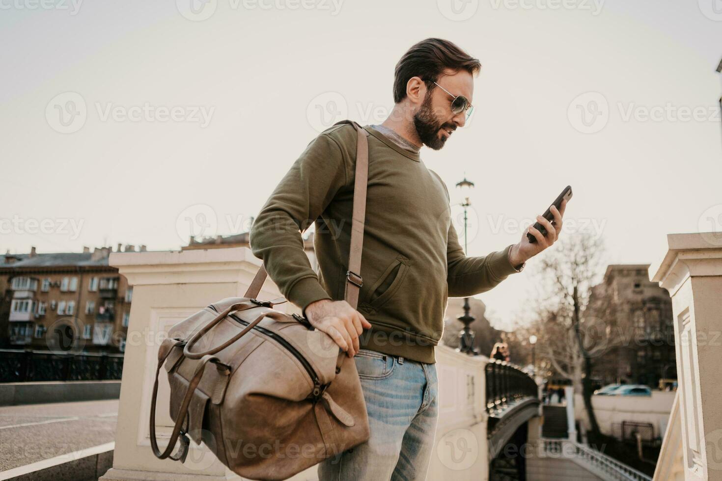 branché homme en marchant dans rue avec sac photo