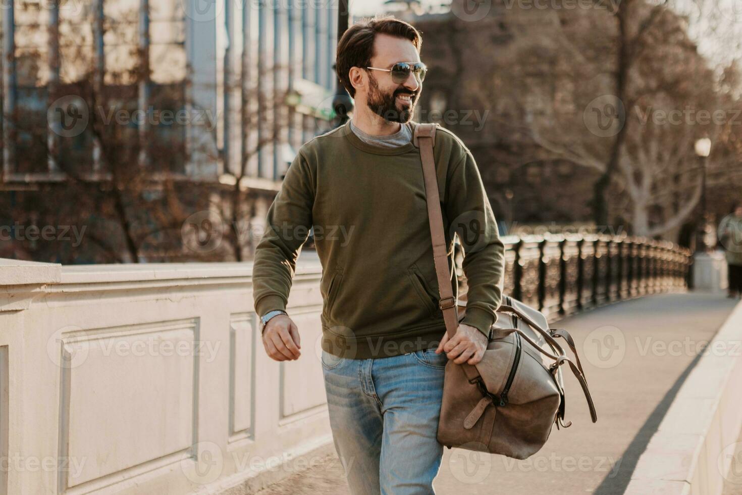 branché homme en marchant dans rue avec sac photo