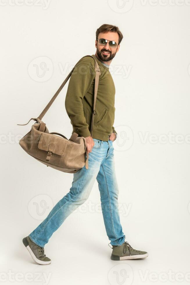 attrayant élégant homme voyageur avec sac photo