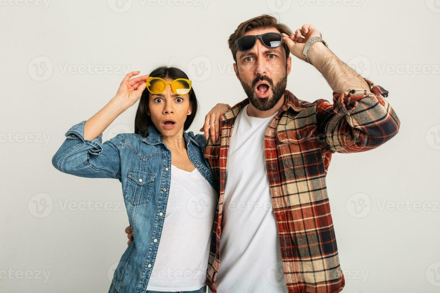 élégant homme et femme dans décontractée denim branché tenue ayant amusement photo