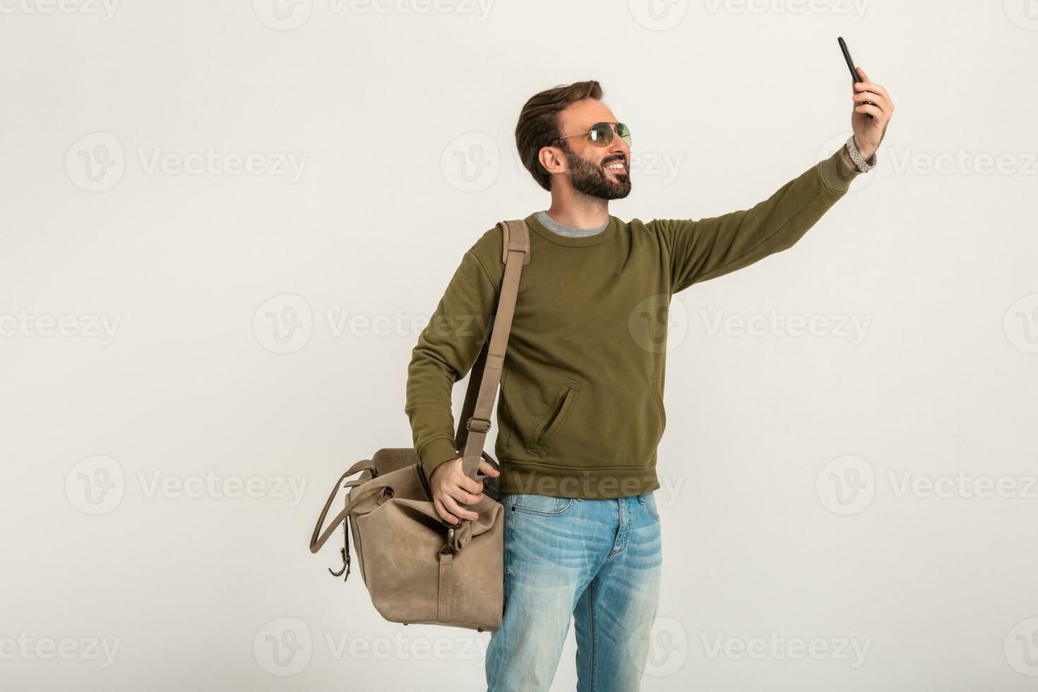 attrayant élégant homme voyageur permanent avec sac photo