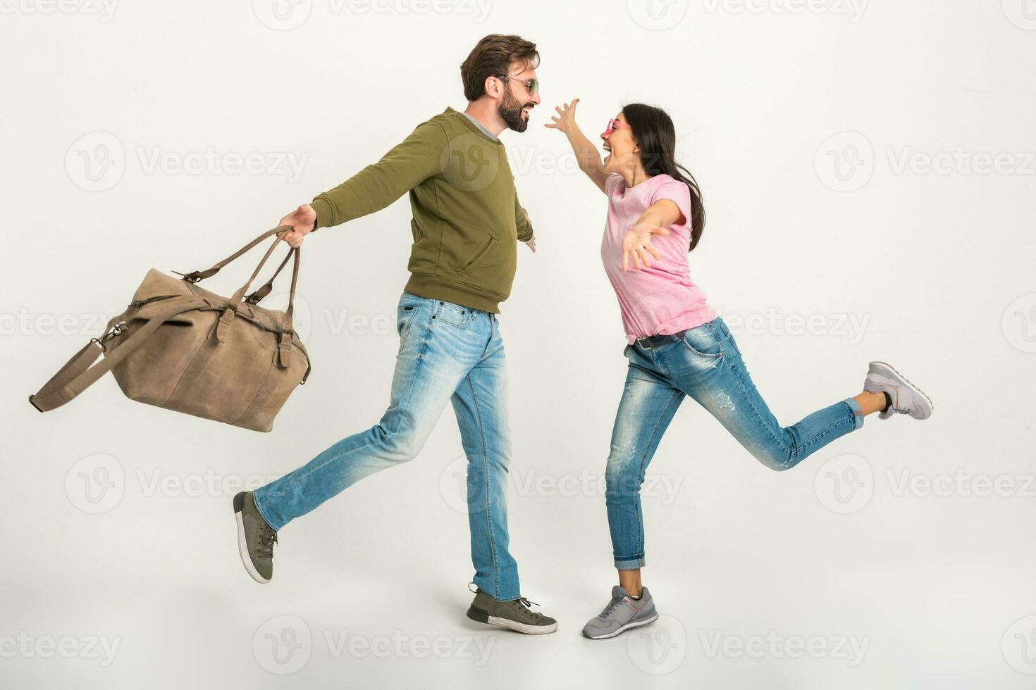 couple souriant femme et homme dans sweat-shirt avec Voyage sac photo