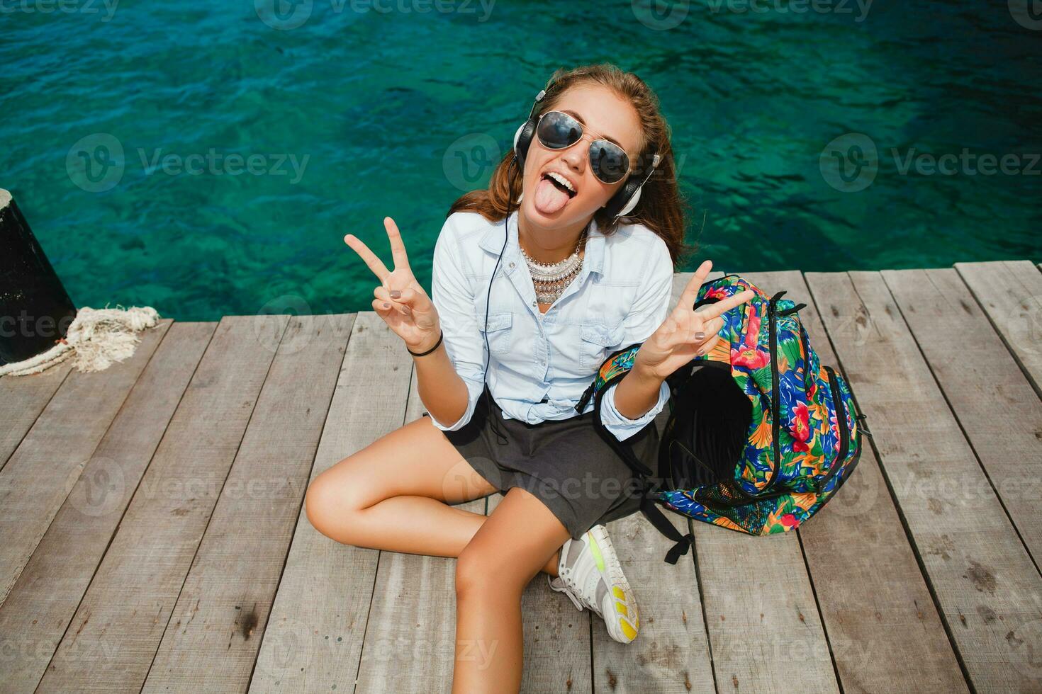 Jeune élégant branché femme en voyageant autour le monde photo