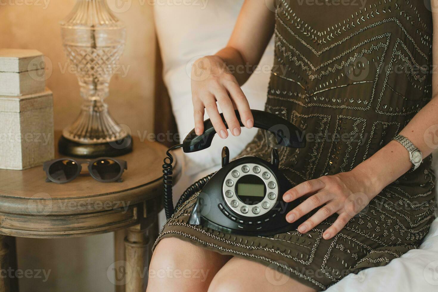 Jeune magnifique femme séance sur lit dans Hôtel pièce photo