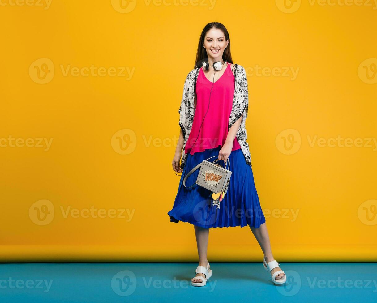 femme posant dans élégant été mode et sac coloré ambiance photo