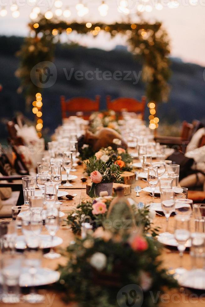 salle de banquet pour mariages avec éléments décoratifs photo