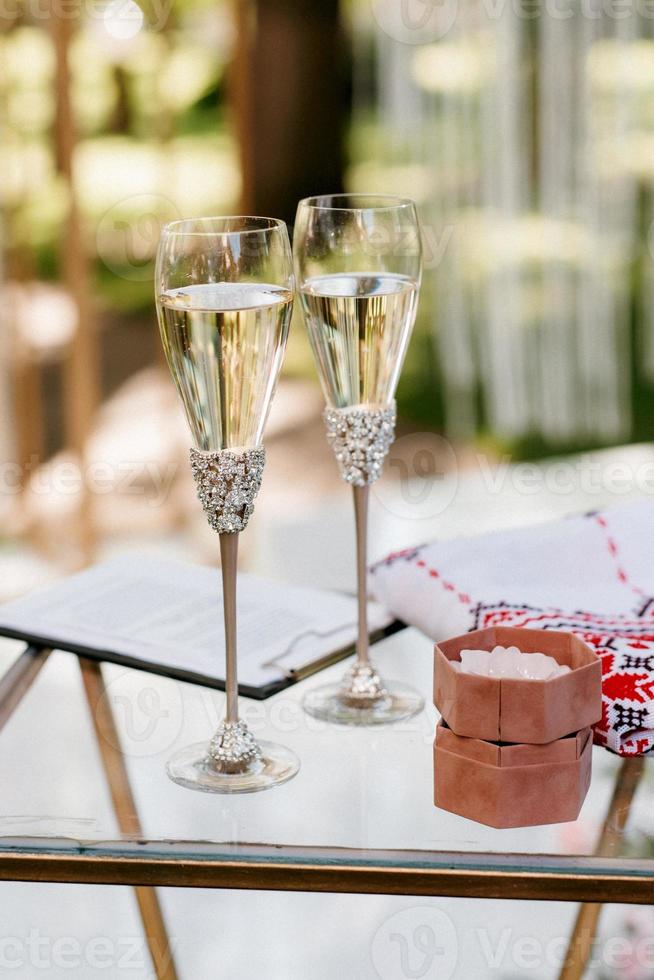 verres de mariage pour le vin et le champagne photo