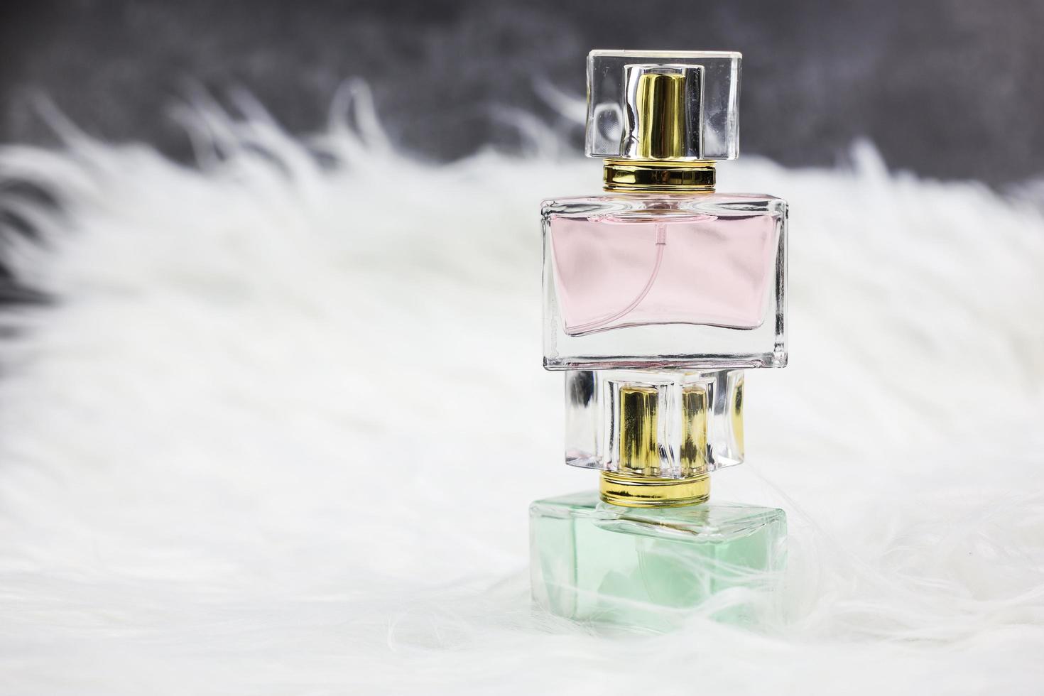 flacons de parfum sur fourrure blanche photo