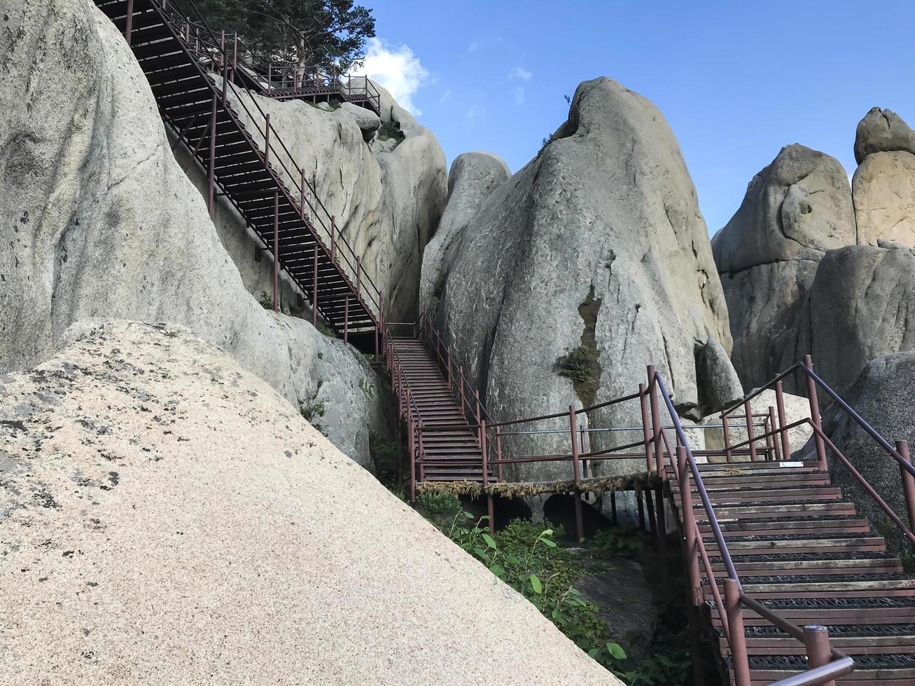 le petit pont du parc national de Seoraksan. Corée du Sud photo