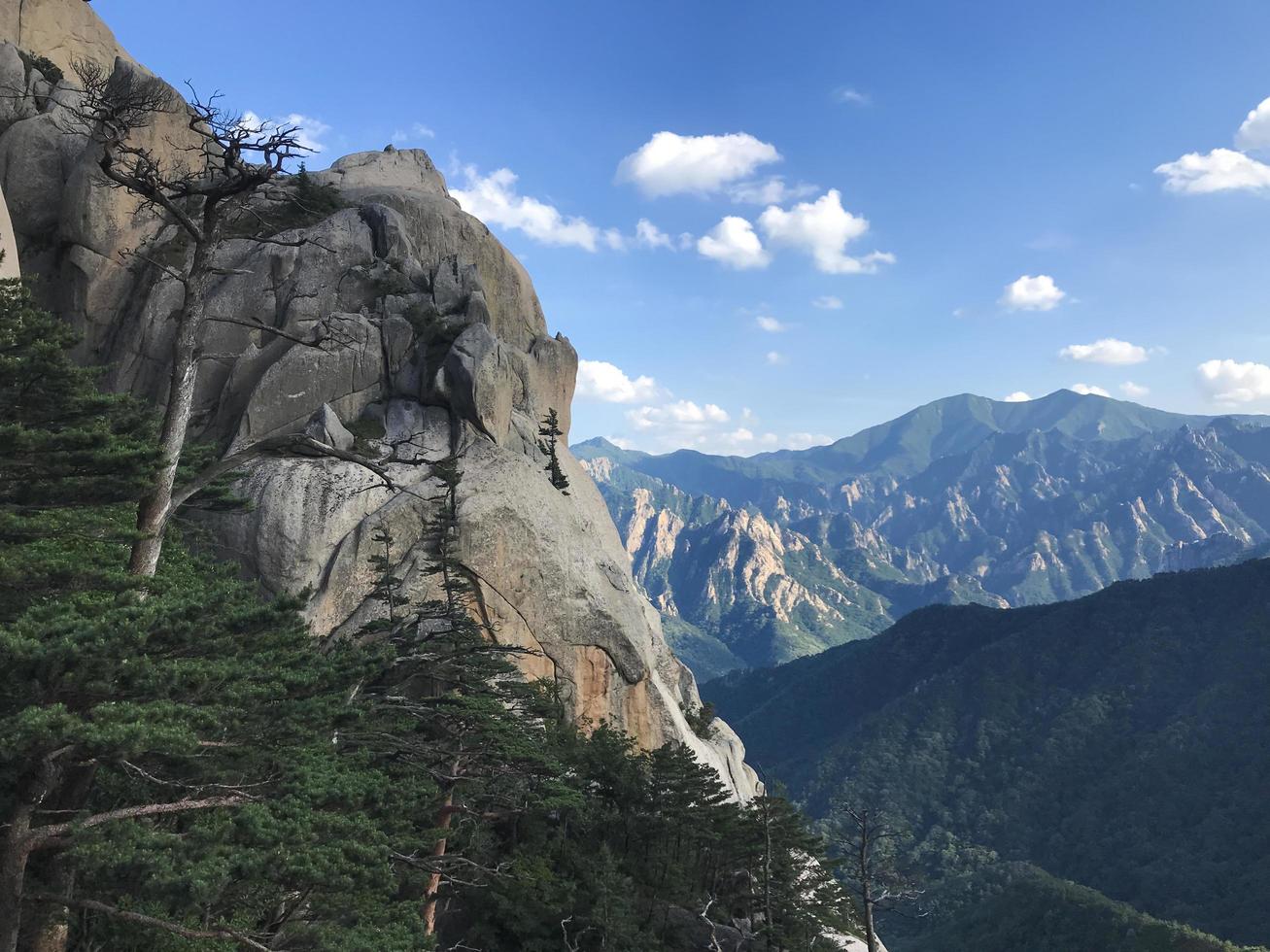 la vue depuis le sommet de la montagne du parc national de seoraksan. Corée du Sud photo