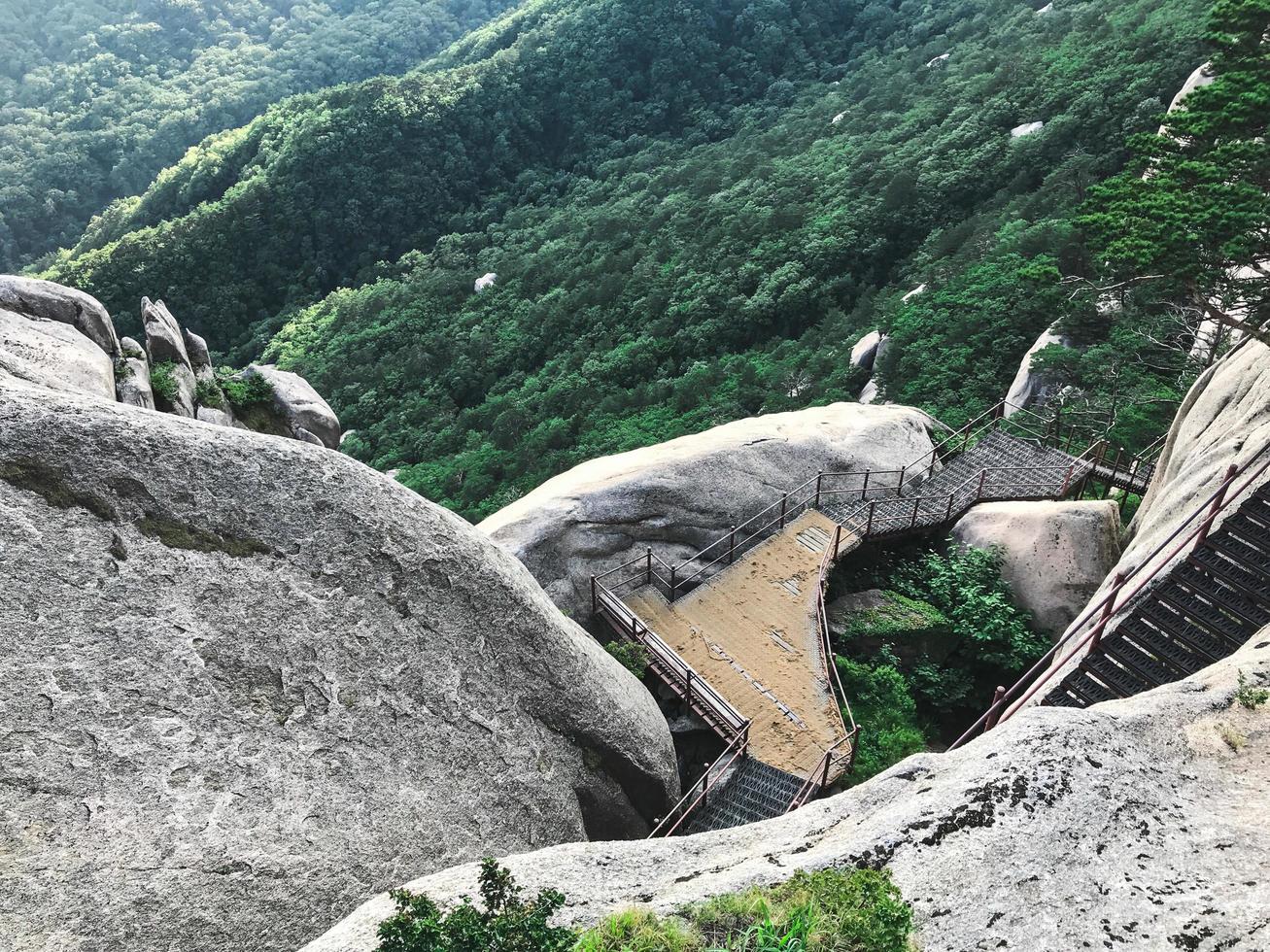 Gros rochers au parc national de Seoraksan, Corée du Sud photo