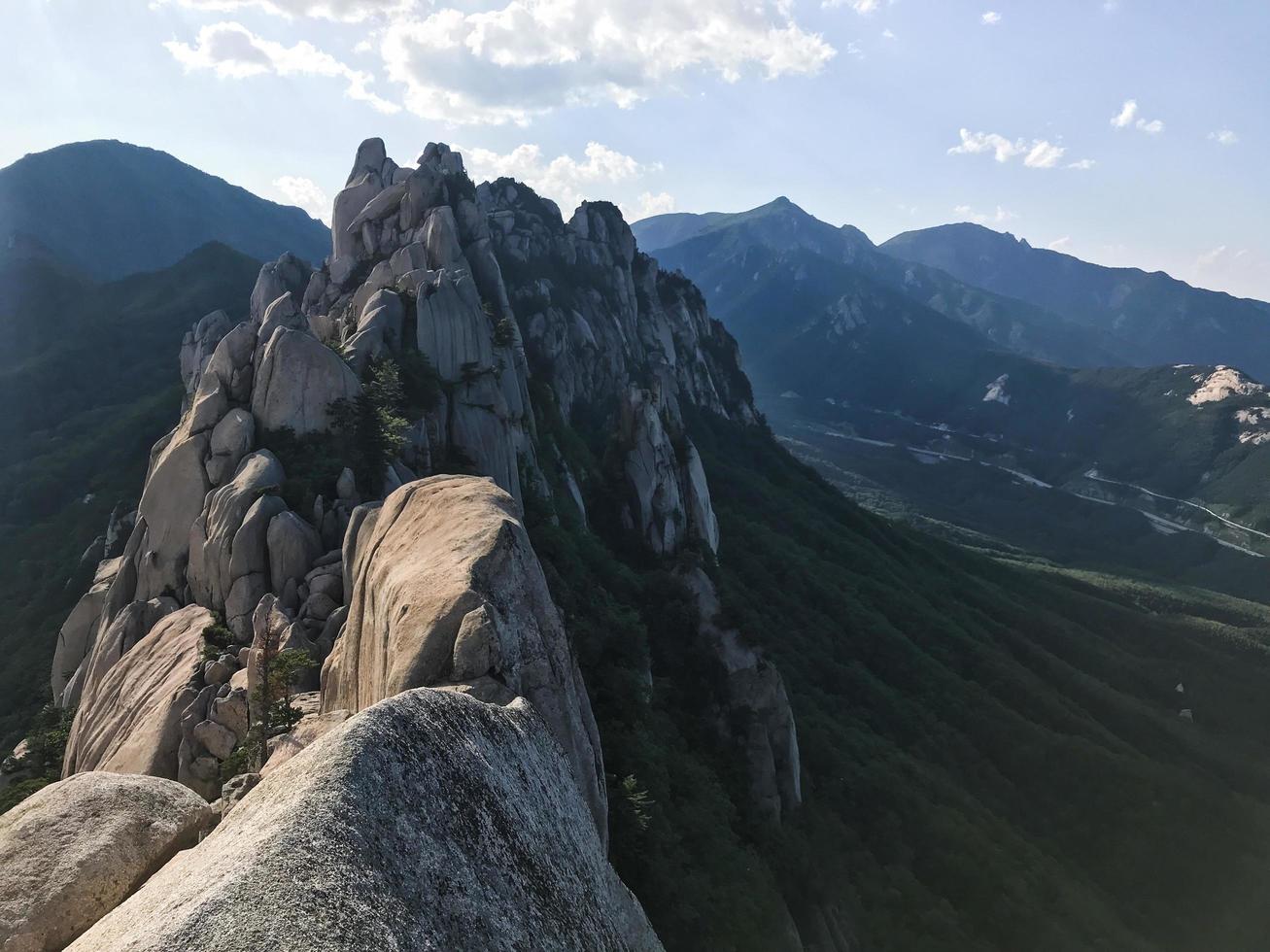 rocher d'ulsanbawi dans le parc national de seoraksan. Corée du Sud photo