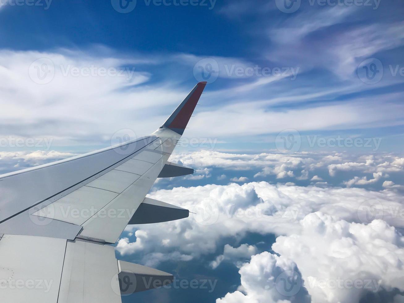 la vue depuis l'avion vers de beaux nuages photo