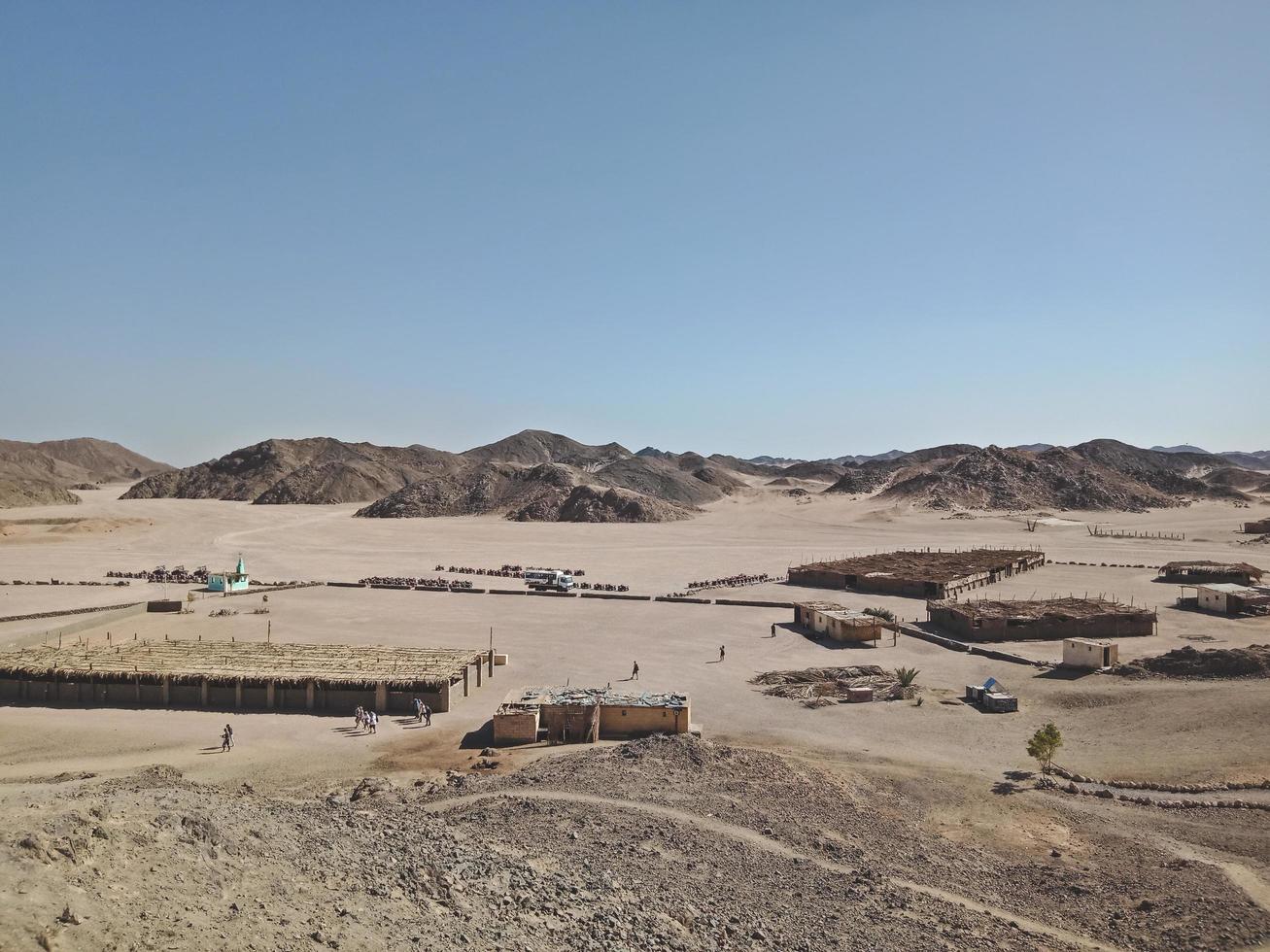petits bâtiments dans le désert d'égypte photo
