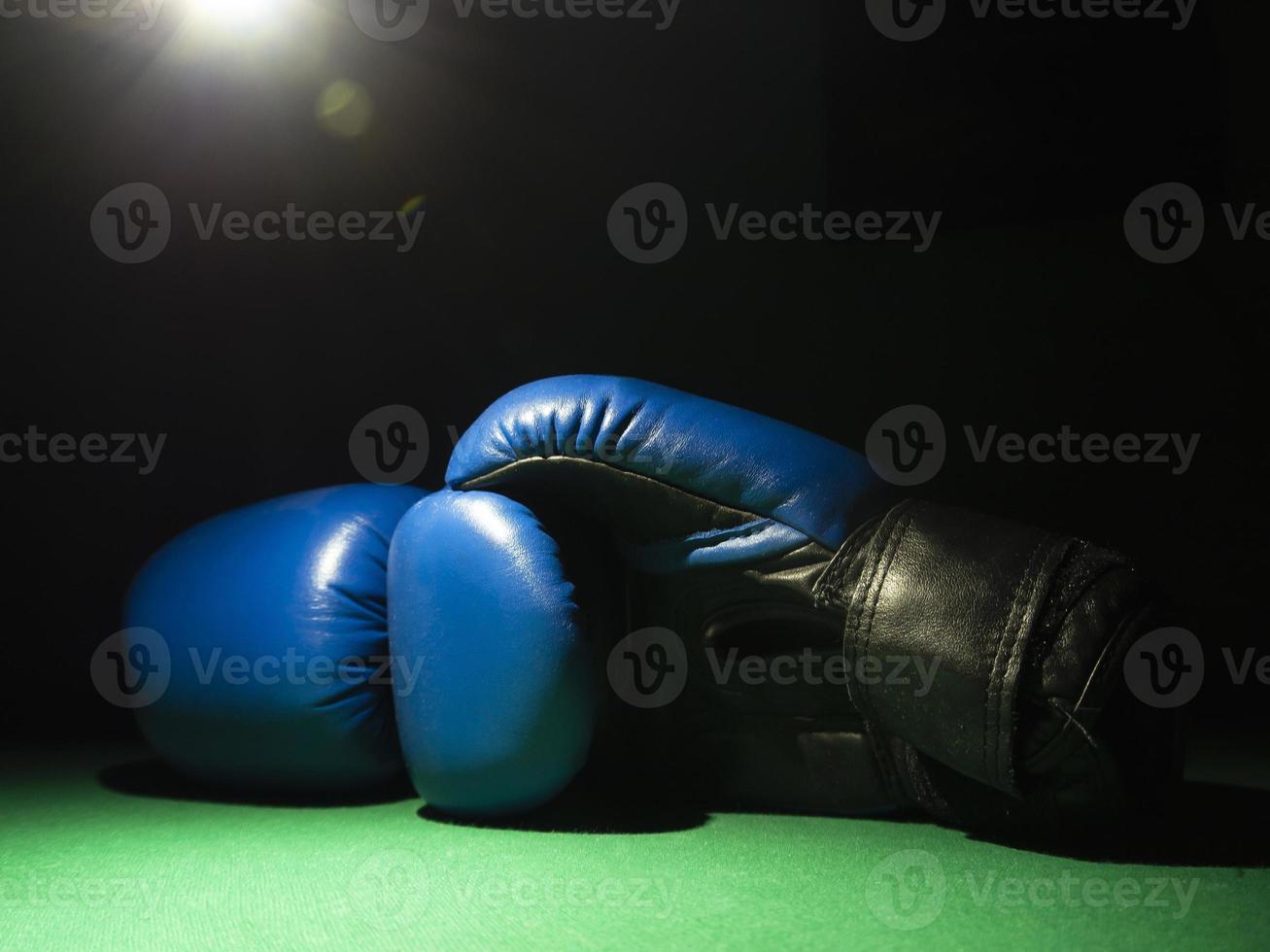 gants de boxe sur fond noir photo