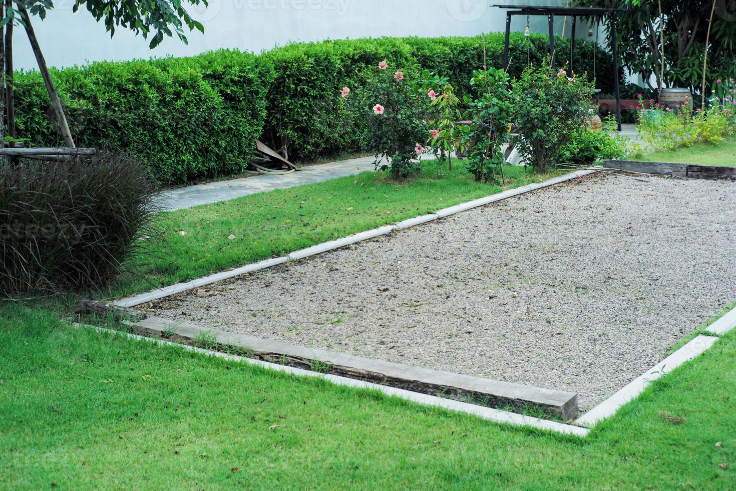 paysage de terrain en herbe avec terrain de pétanque dans le jardin de l'arrière-cour photo