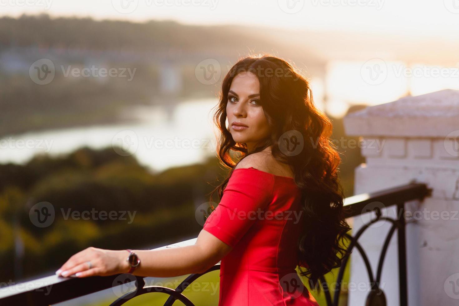 portrait d'une jeune fille au fond du coucher du soleil d'été photo