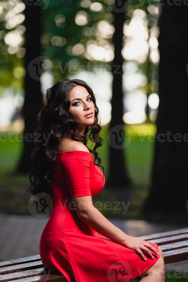 portrait d'une belle jeune fille aux longs cheveux ondulés noirs photo