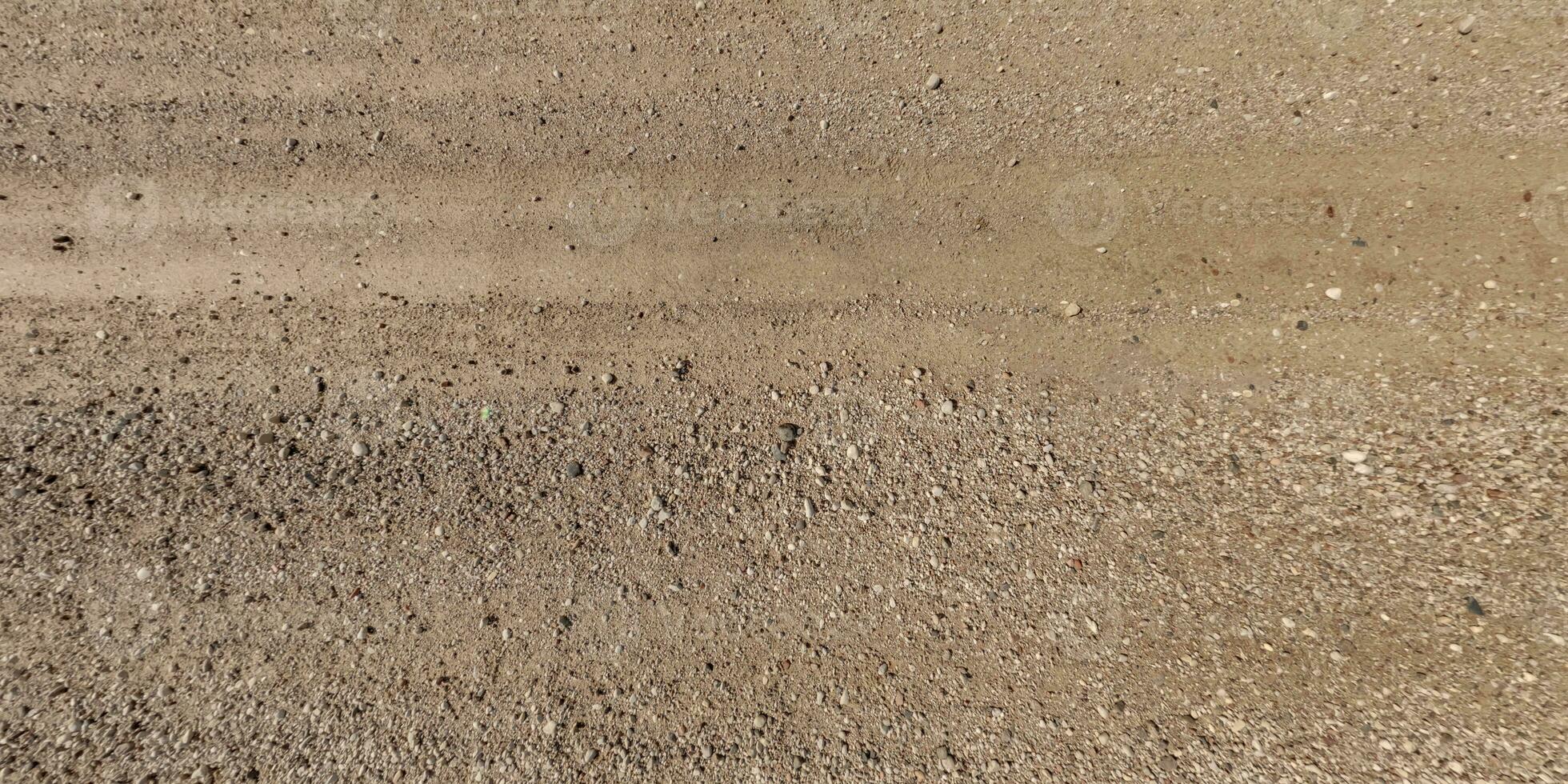 panorama de la route d'en haut sur la surface de la route de gravier avec traces de pneus de voiture photo