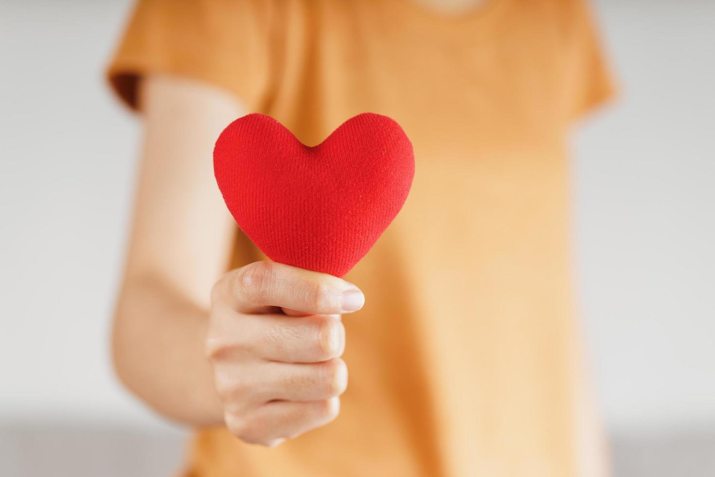 femme tenant un coeur rouge, amour, assurance maladie, don, volontaire caritatif heureux, journée mondiale de la santé mentale, journée mondiale du coeur, saint valentin photo
