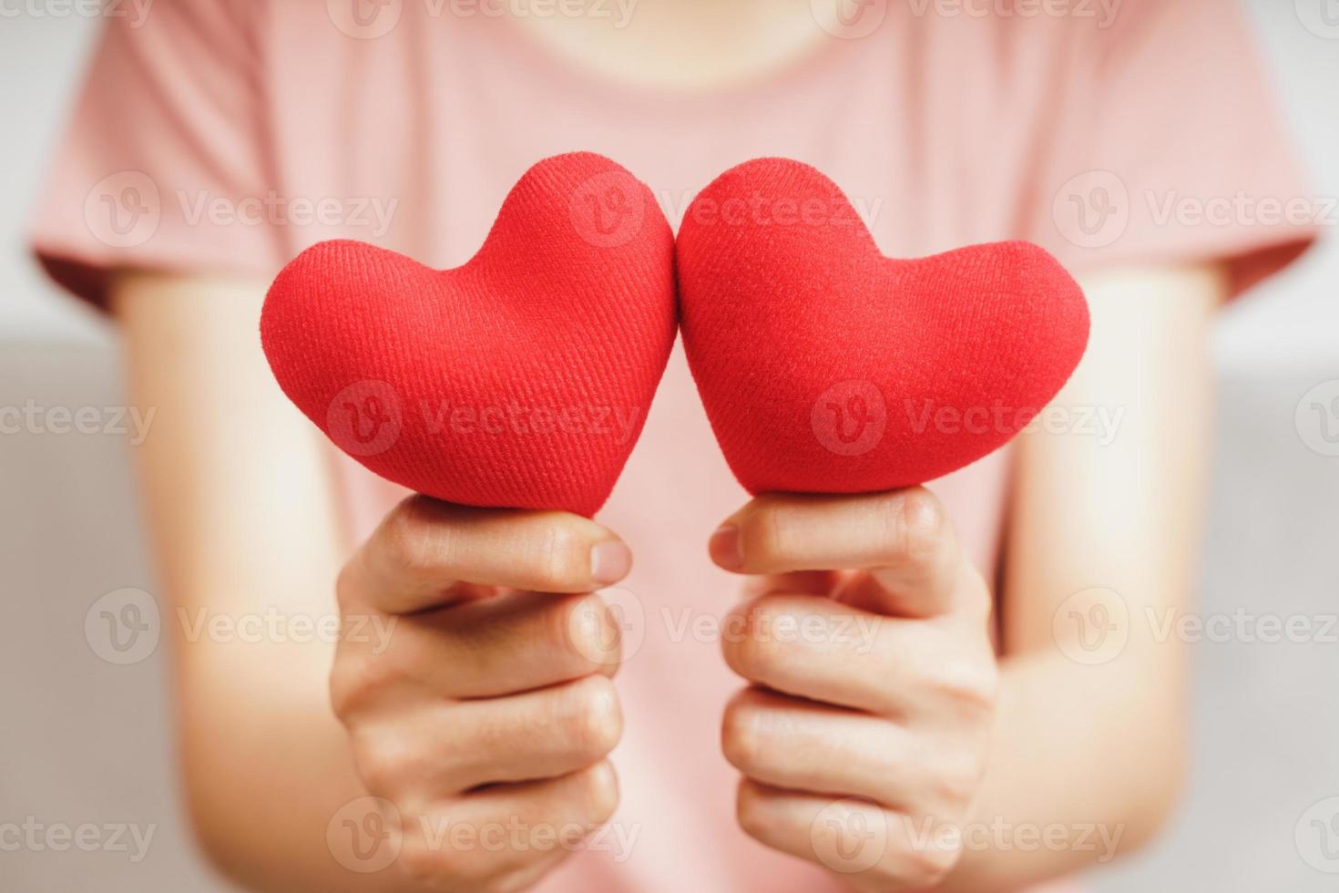 femme tenant un coeur rouge, amour, assurance maladie, don, volontaire caritatif heureux, journée mondiale de la santé mentale, journée mondiale du coeur, saint valentin photo