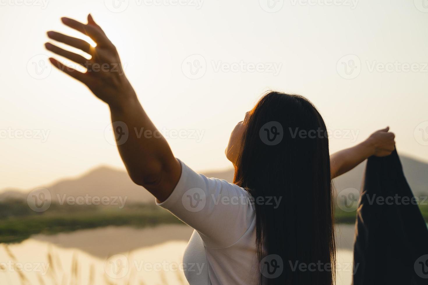 femme d'affaires heureuse écartant les bras et regardant la silhouette de la montagne. concept de réussite commerciale, émotions de liberté photo