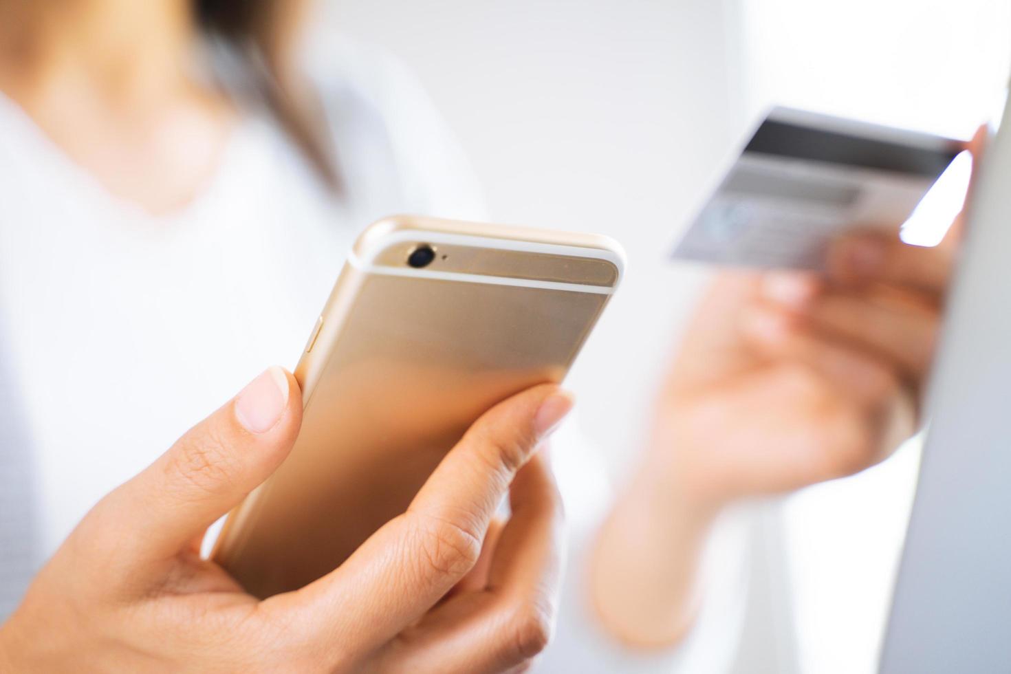 femme utilisant un téléphone intelligent avec une carte de crédit. achats en ligne, finances, publicité en ligne. photo