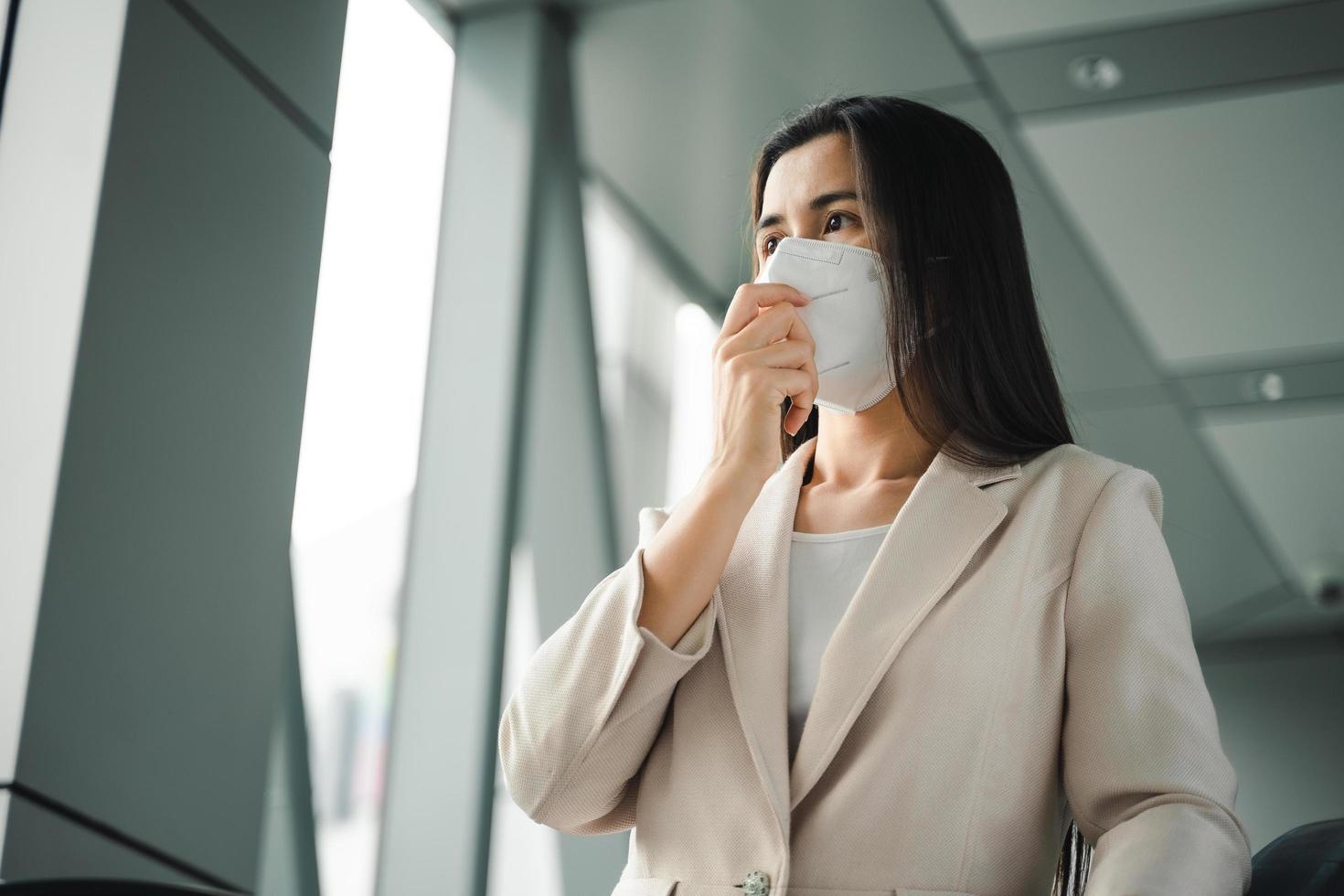 femme asiatique portant un masque n95 pour protéger la pollution pm2.5 et le virus. coronavirus covid-19 et concept de pollution de l'air pm2.5. photo