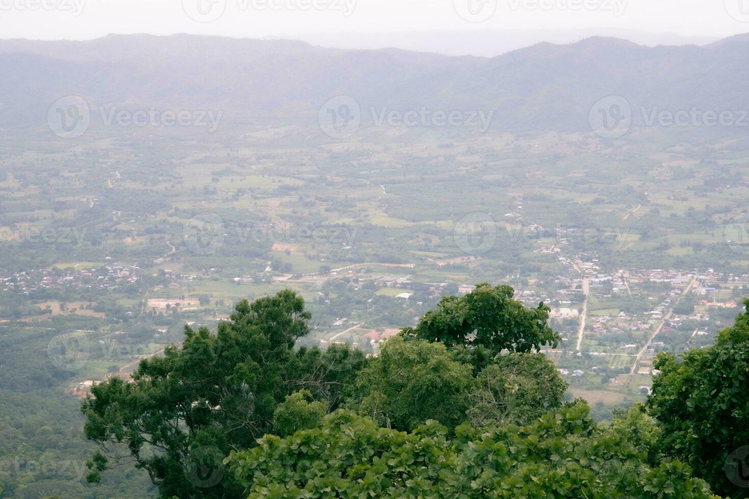 une village dans Thaïlande entouré par gros vert montagnes. photo