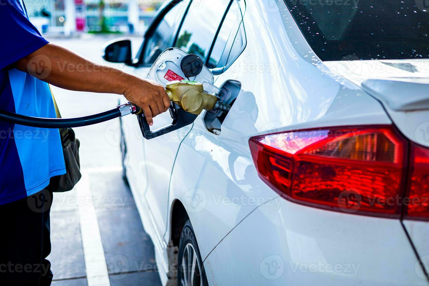 main tiré carburant jauge échelle avec tasse de café montrer du doigt à  plein marque plus de noir Contexte. 23517398 Photo de stock chez Vecteezy