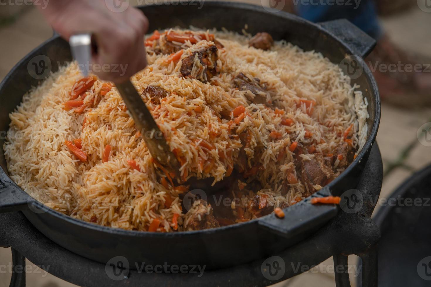 le processus de cuisson du pilaf. plat national de la cuisine orientale. photo