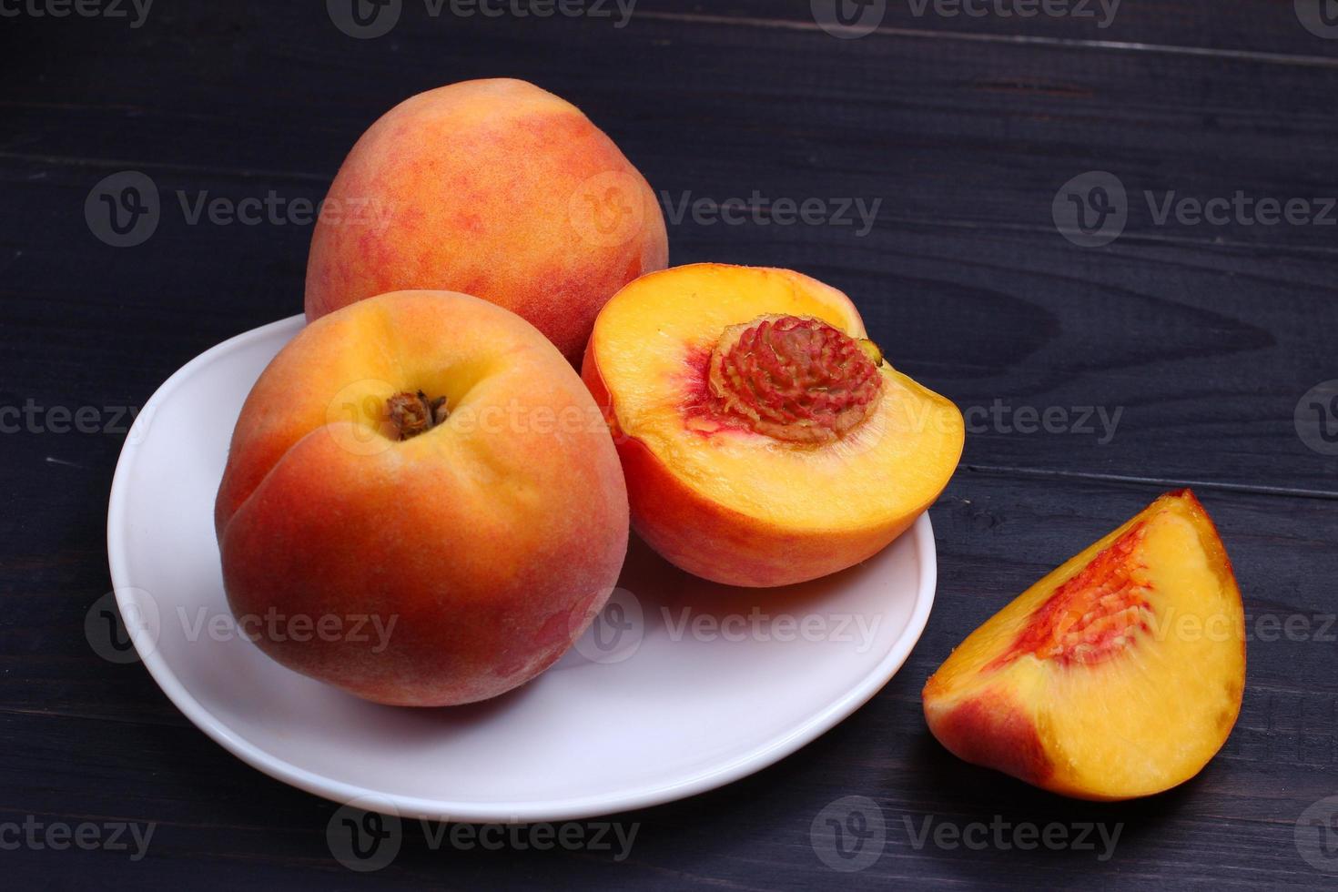 pêche coupée sur une assiette. fruits exotiques sains. photo