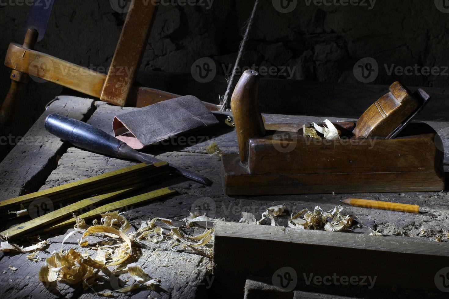 le poste de travail et les outils du menuisier. industrie du bois. photo