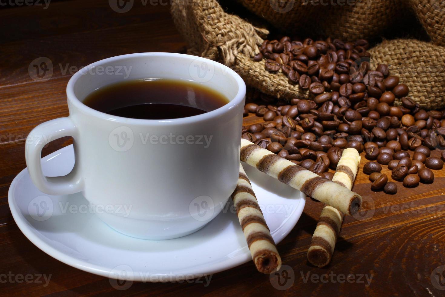 tasse de café et grains de café. belle nature morte photo