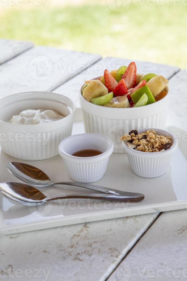 yaourt avec granola et fruits frais photo