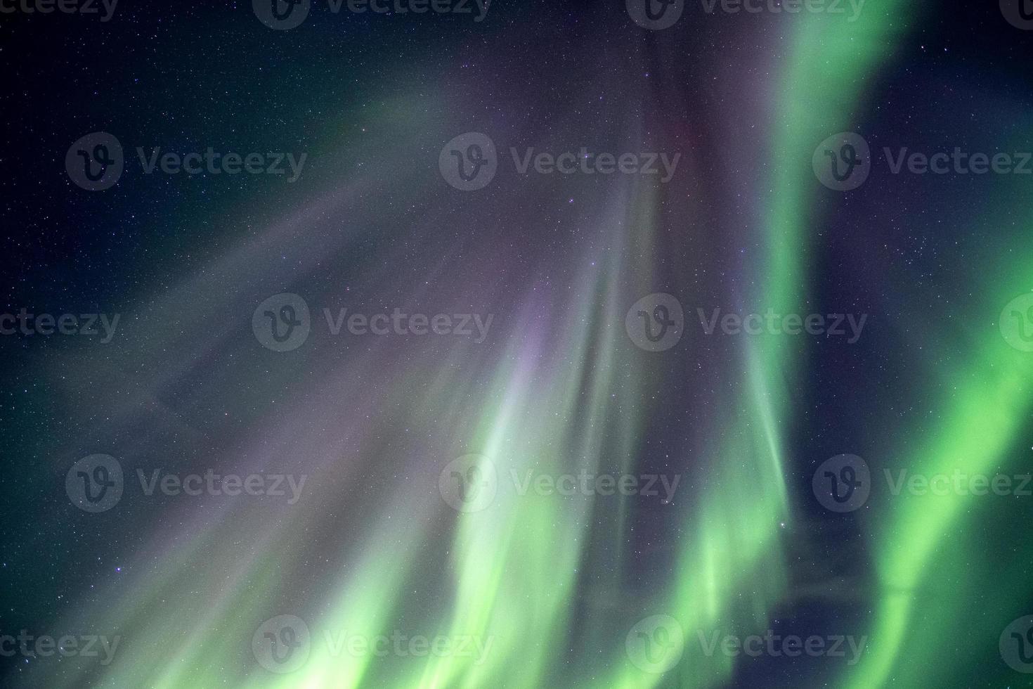 Aurores boréales, explosion d'aurore boréale dans le ciel nocturne photo