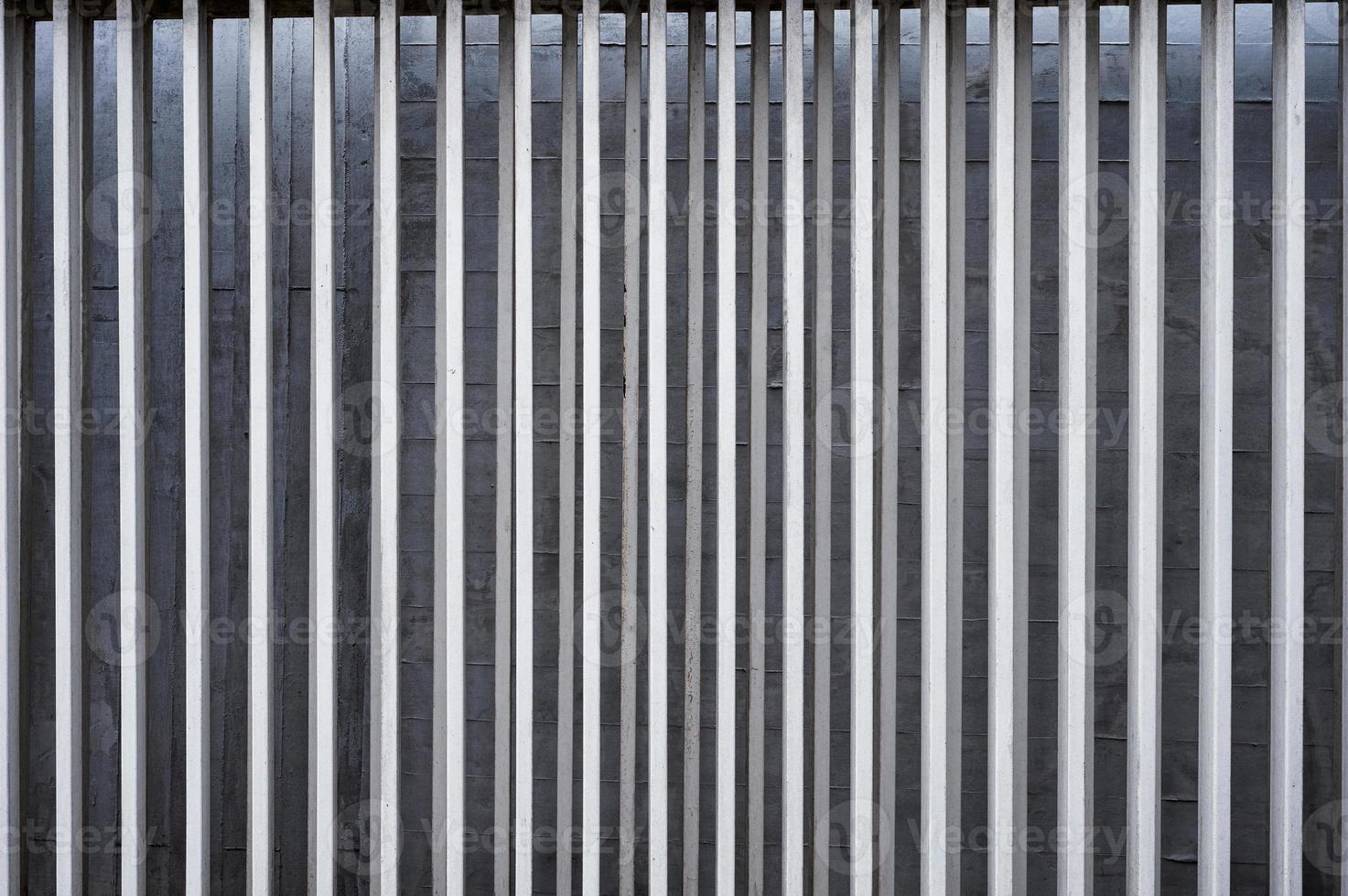 clôture verticale en aluminium sur fond de mur en béton photo
