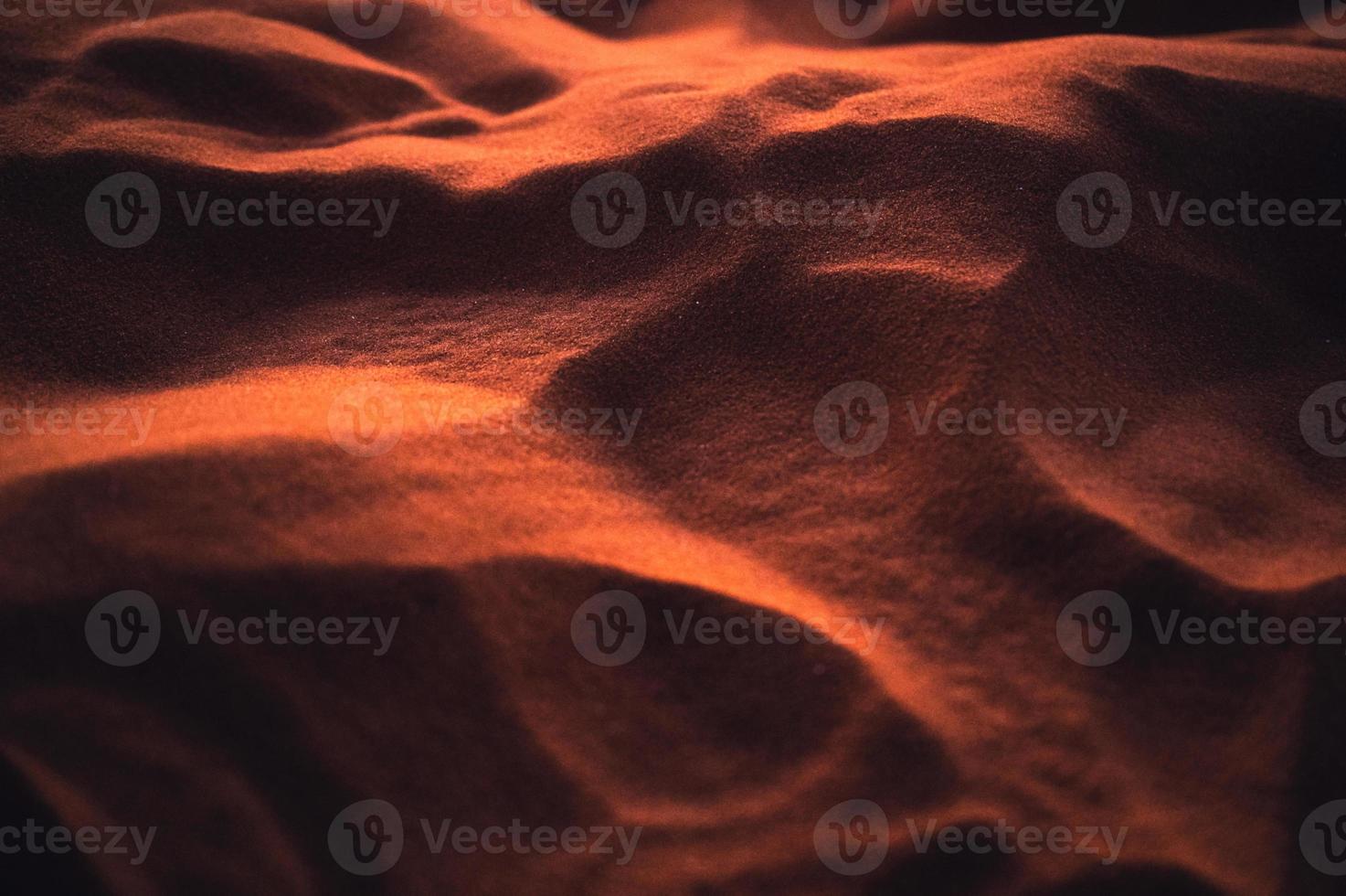 sable rougeoyant ondulé du désert au coucher du soleil photo