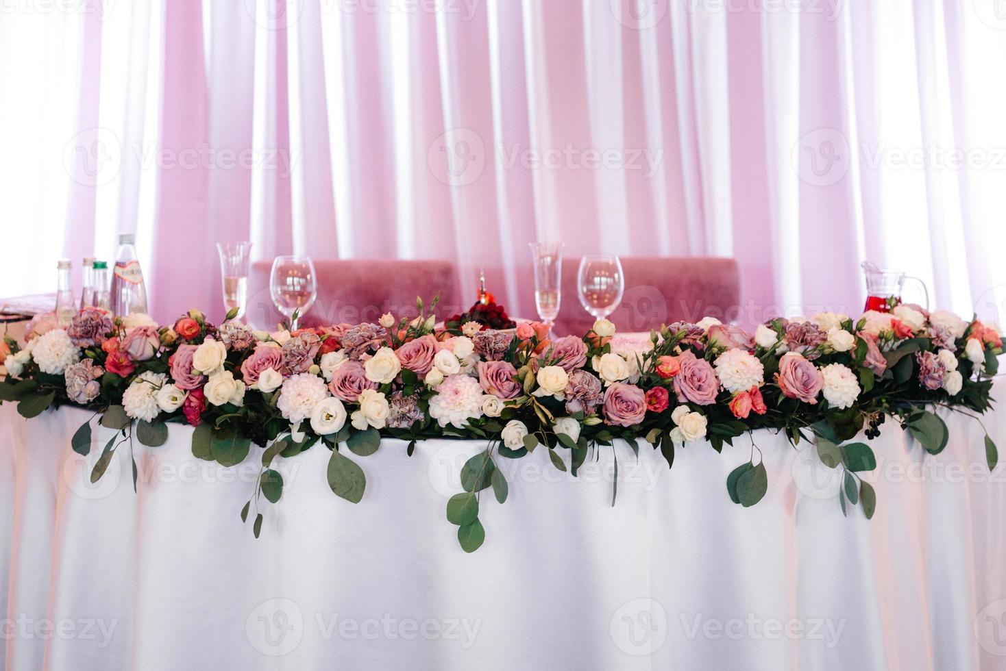 salle de banquet pour mariages avec éléments décoratifs photo