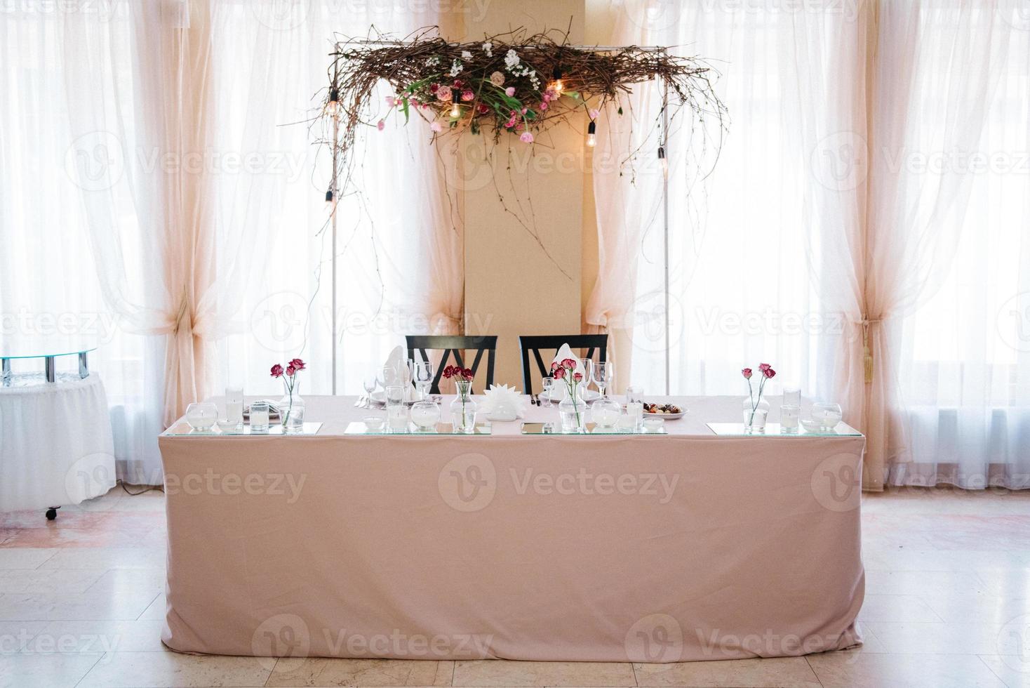 salle de banquet pour mariages avec éléments décoratifs photo