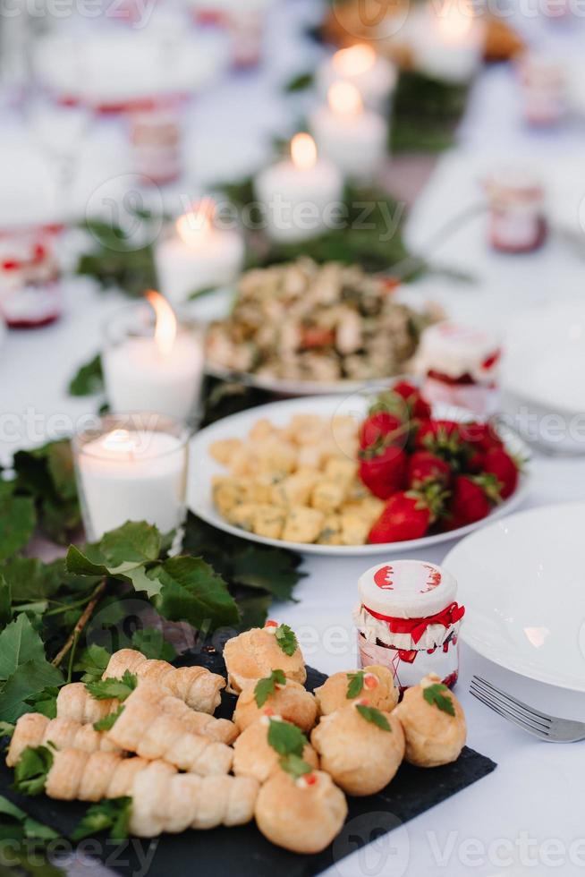 salle de banquet pour mariages avec éléments décoratifs photo