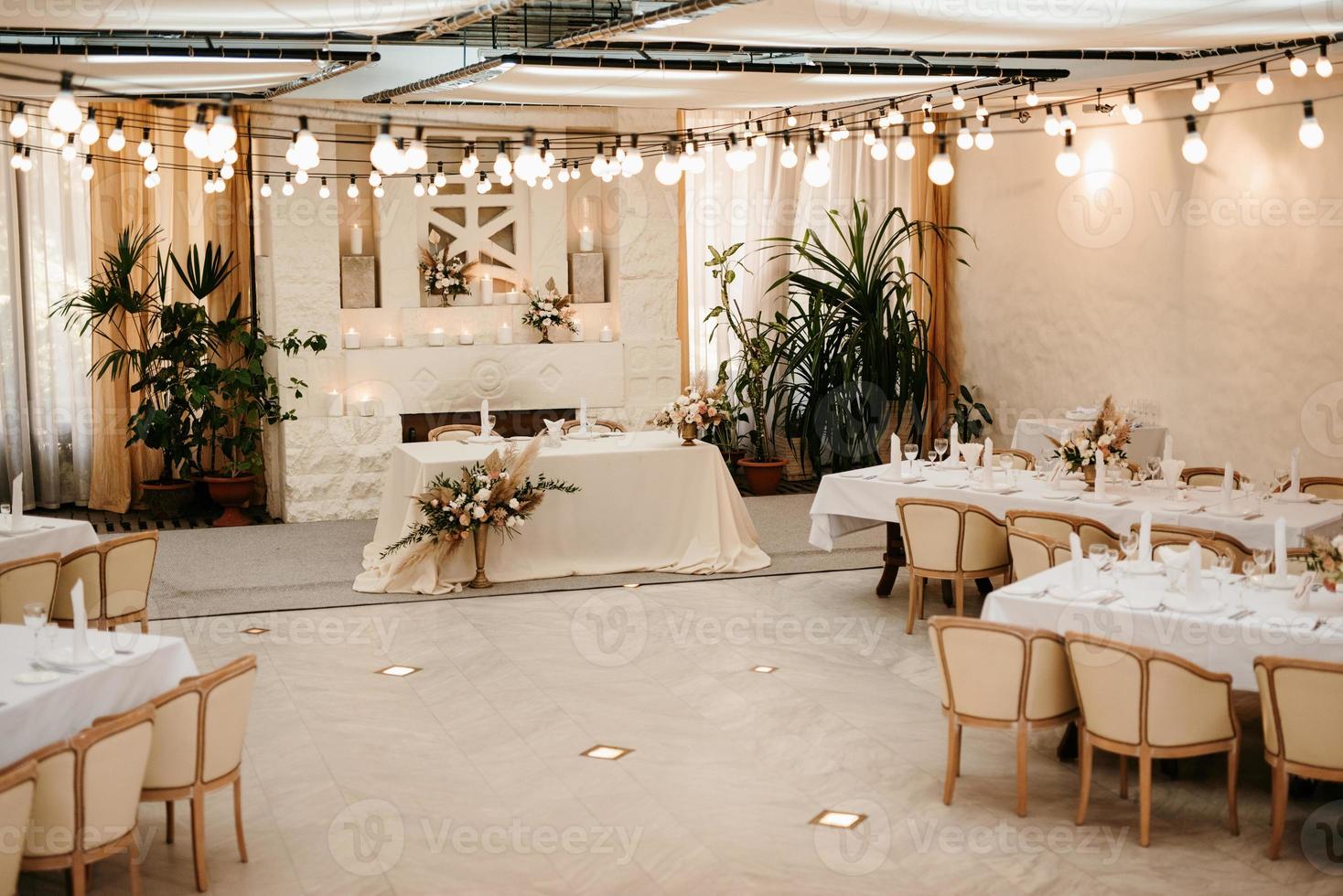 zone de cérémonie de mariage, décor de chaises en arc photo