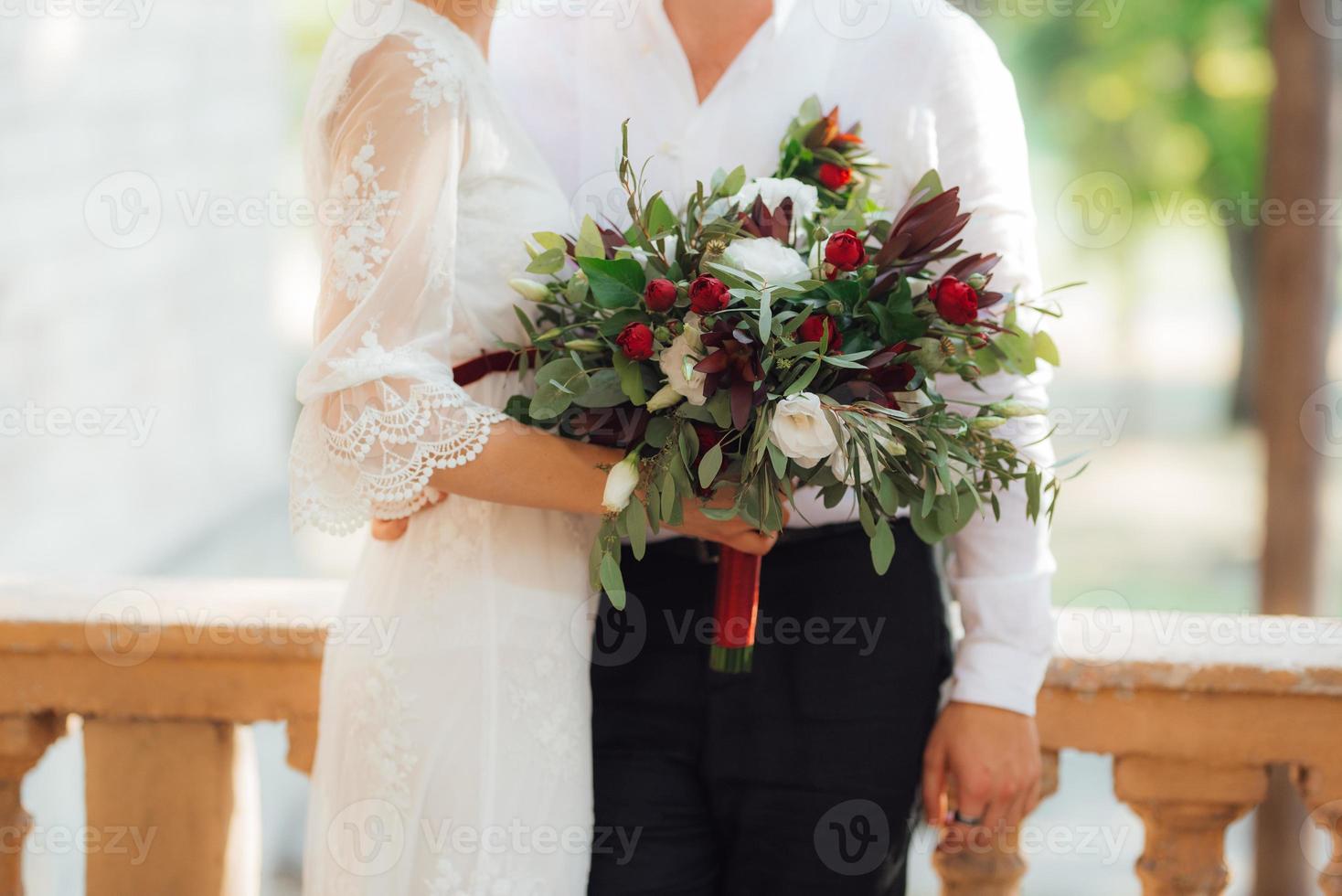 bouquet de mariage de fleurs rouges et de verdure photo