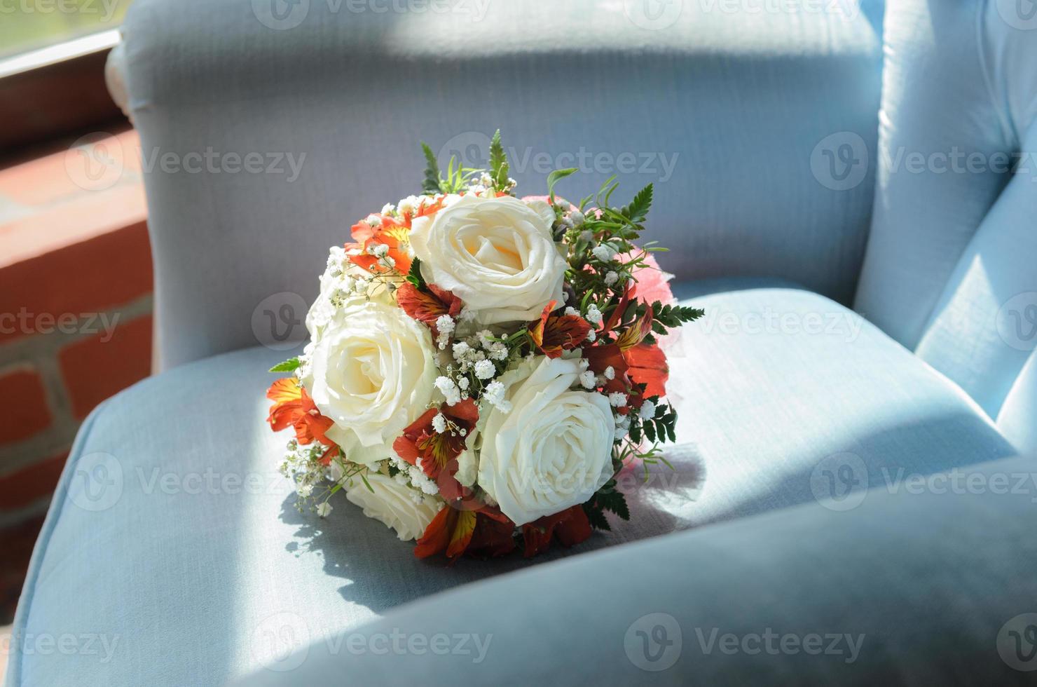 bouquet de mariée dans une chaise antique douce photo