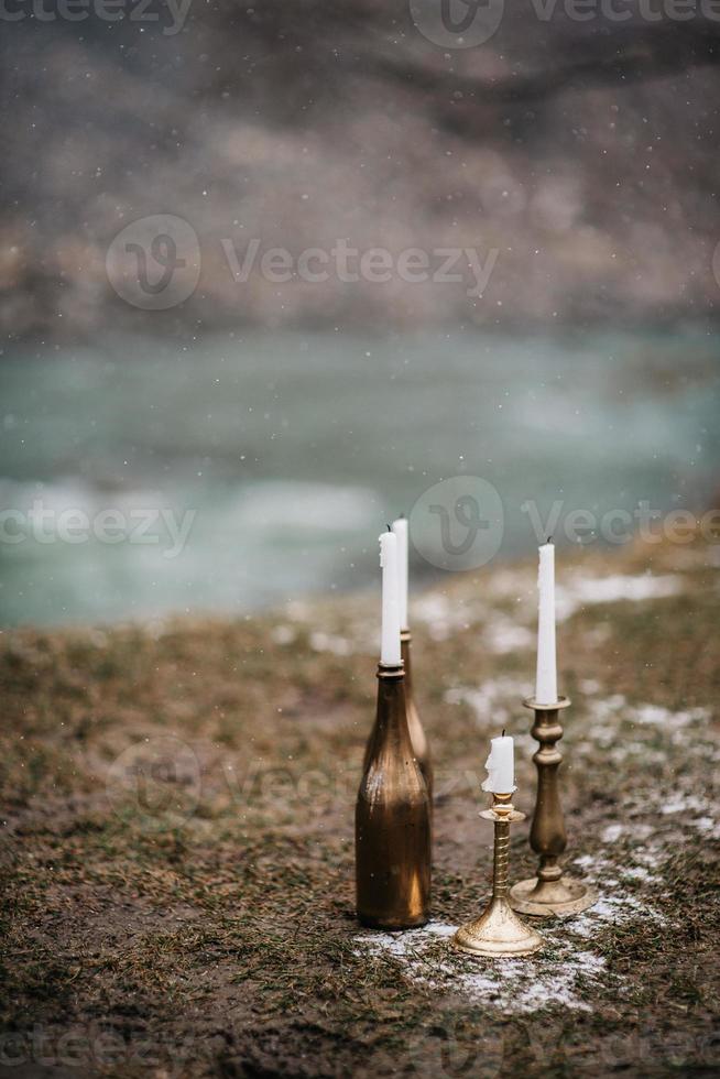 bougies dans une bouteille au sol photo