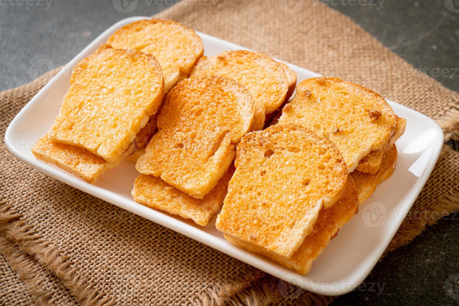 pain croustillant cuit au four avec du beurre et du sucre sur une assiette photo